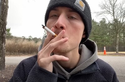 Лечение зависимости от табакокурения в Удачном Мужчина с сигаретой делает затяжку